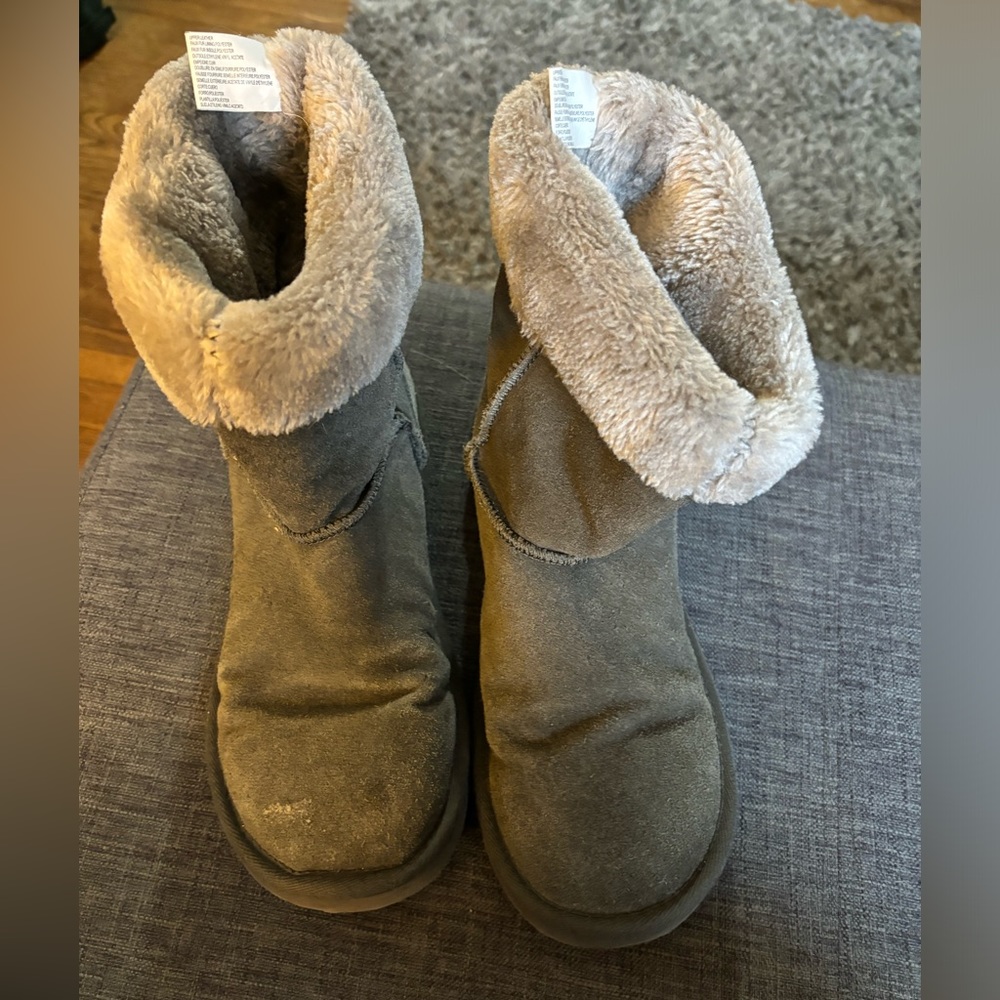 Women’s Ugg style boots by American Eagle Outfitters.  Size 10.